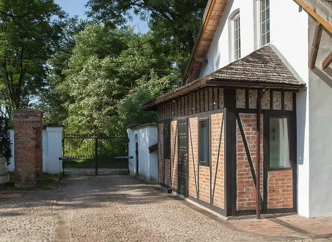 Dom Lowczego Gnoyna Park カントリーハウス