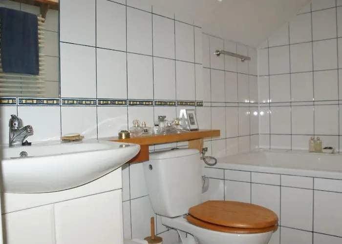 Dom Lowczego Gnoyna Park カントリーハウス *