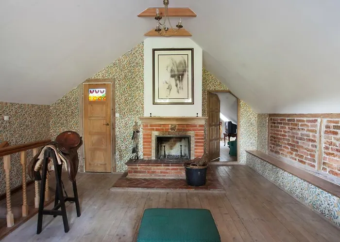 Dom Lowczego Gnoyna Park カントリーハウス *